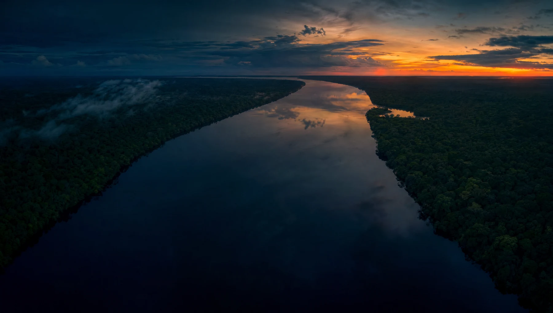 Imagem temática do Rio Negro ao pôr do sol, na região de Manaus.